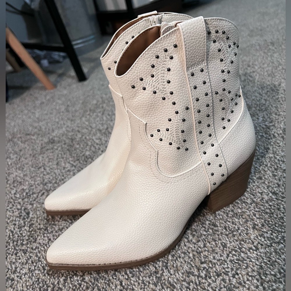 Universal Thread Boots